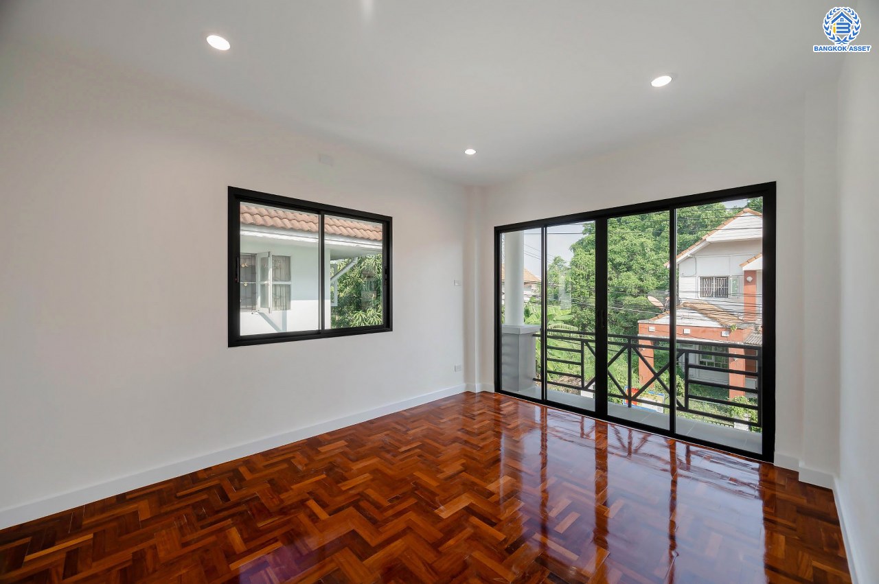 บ้านมือสองตกแต่งใหม่ โครงการ ซอยนวนิช ปากเกร็ด เนื้อที่ 45 ตร.ว. พื้นที่ใช้สอยมากกว่า 164.5 ตร.ม. พร้อมฟังก์ชัน 3 ห้องนอน 3 ห้องน้ำ 1 ห้องอเนกประสงค์ จอดรถได้ 1 คัน บนทำเลเมือง ใกล้เซ็นทรัลแจ้งวัฒนะ จุดขึ้นทางด่วน "แจ้งวัฒนะ" และรถไฟฟ้าสายสีชมพู "สถานีเลี่ยงเมืองปากเกร็ด"...